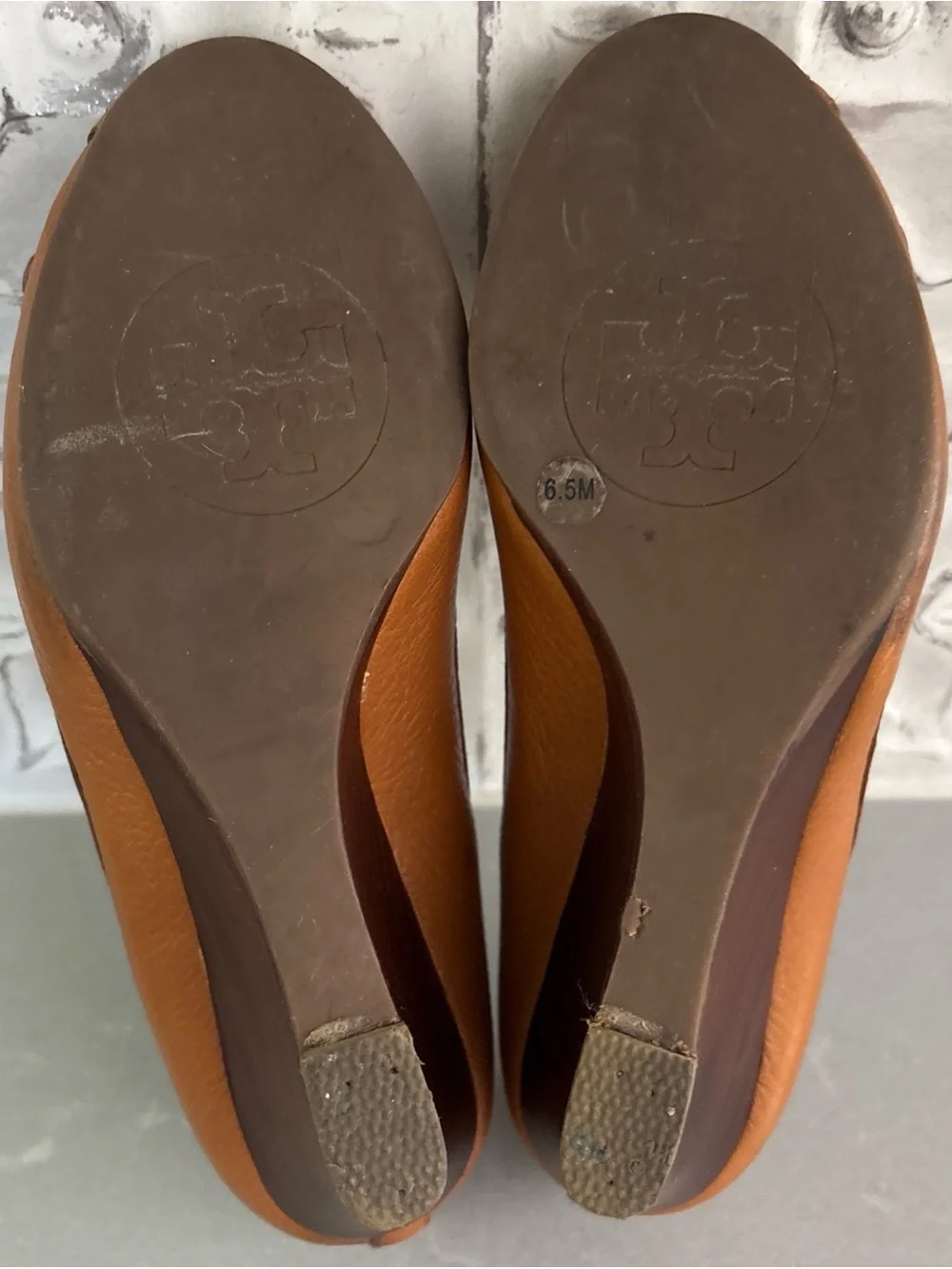 Tory Burch Tan Leather Peep-Toe Wedge Heels with Gold Logo Sz 6.5